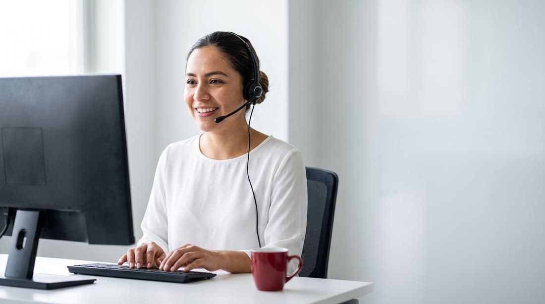 Asesora de atención a clientes de AGCOM con diadema